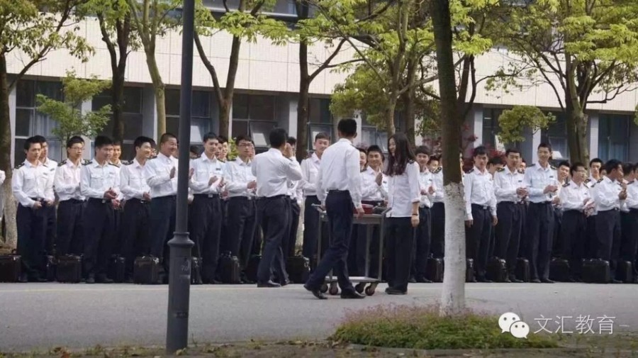 上海一高校280名男生为全系唯一女生庆生 场面壮观