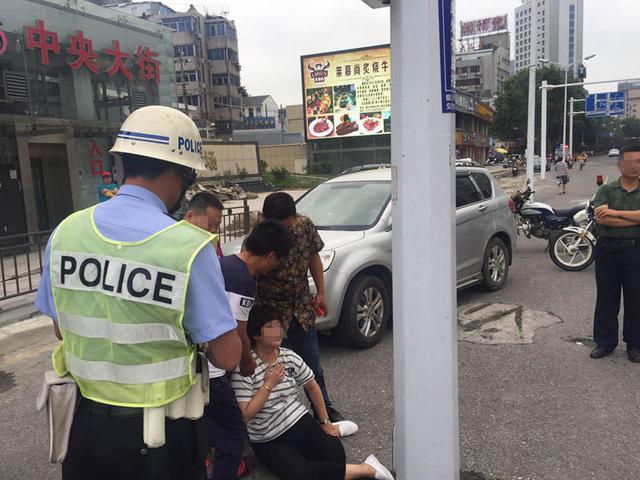 女司机违章被查突犯病 救护车到场剧情逆转
