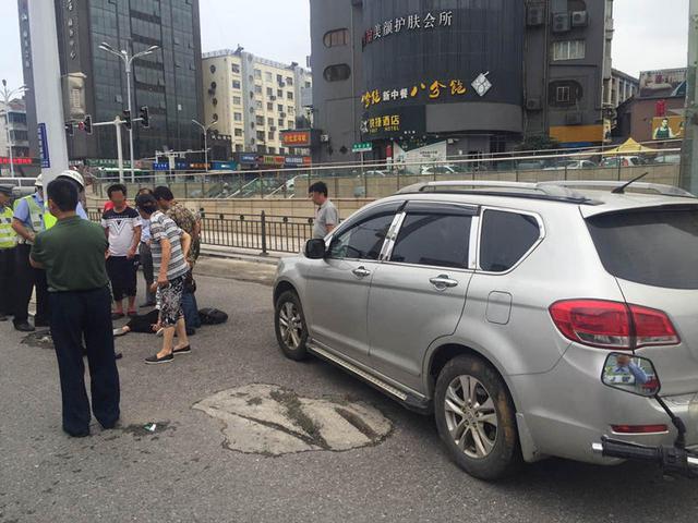 女司机违章被查突犯病 救护车到场剧情逆转