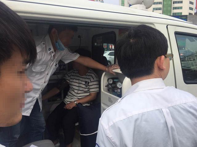女司机违章被查突犯病 救护车到场剧情逆转