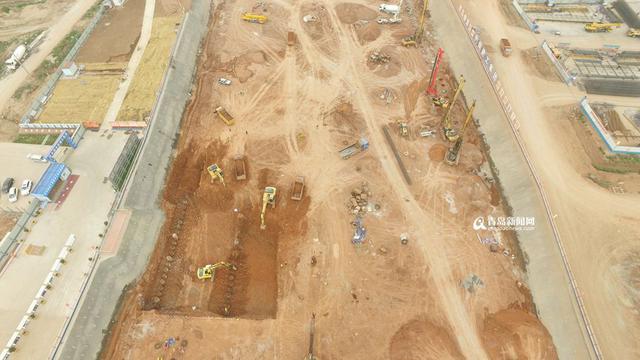 俯拍新机场施工现场 地铁路径清晰可见