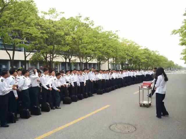 280名男生为全系唯一女生庆生 上演众星捧月 280名男生为全系唯一女生庆生 上演众星捧月