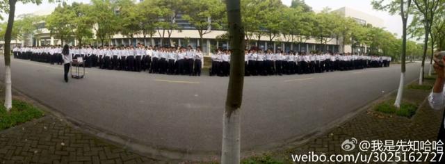 280名男生为全系唯一女生庆生 上演众星捧月 280名男生为全系唯一女生庆生 上演众星捧月