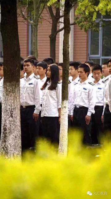 280名男生为全系唯一女生庆生 上演众星捧月 280名男生为全系唯一女生庆生 上演众星捧月