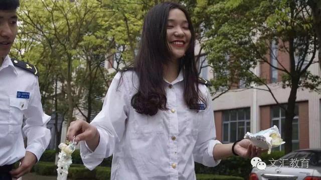 280名男生为全系唯一女生庆生 上演众星捧月 280名男生为全系唯一女生庆生 上演众星捧月