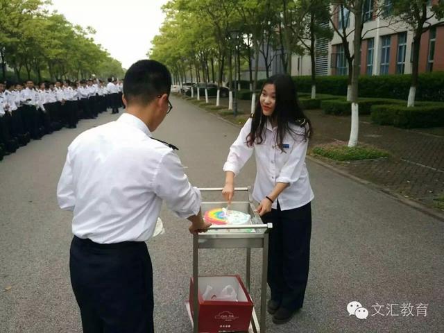 280名男生为全系唯一女生庆生 上演众星捧月 280名男生为全系唯一女生庆生 上演众星捧月