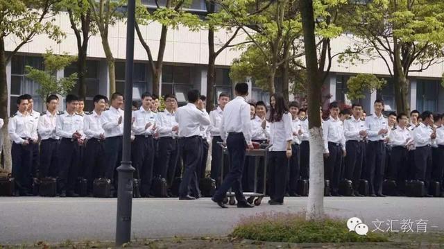 280名男生为全系唯一女生庆生 上演众星捧月 280名男生为全系唯一女生庆生 上演众星捧月