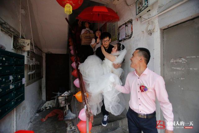 中国人的一天：脑瘫女孩游泳8年 爱情奖牌双收获