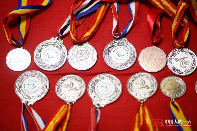 中国人的一天：脑瘫女孩游泳8年 爱情奖牌双收获