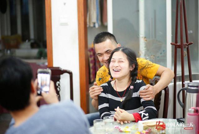中国人的一天：脑瘫女孩游泳8年 爱情奖牌双收获