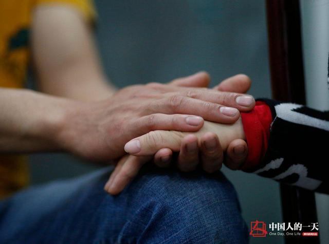 中国人的一天：脑瘫女孩游泳8年 爱情奖牌双收获