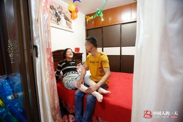中国人的一天：脑瘫女孩游泳8年 爱情奖牌双收获