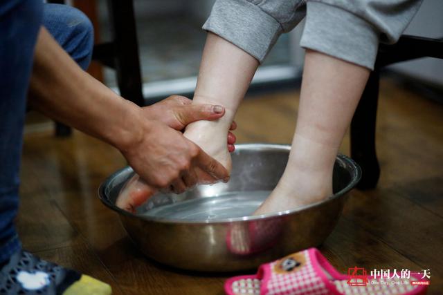 中国人的一天：脑瘫女孩游泳8年 爱情奖牌双收获
