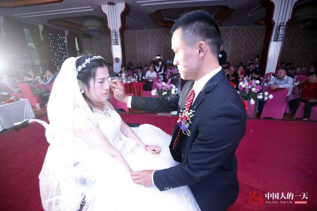 中国人的一天：脑瘫女孩游泳8年 爱情奖牌双收获