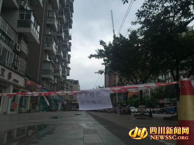 今日下午，四川新闻网记者在事发现场看到，现场拉起了警戒线，上面贴着写有：正在排危，请勿靠近的提示语。