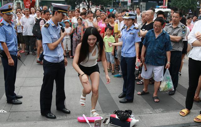 美女街头直播热舞遭城管驱离 围观者称不解风情