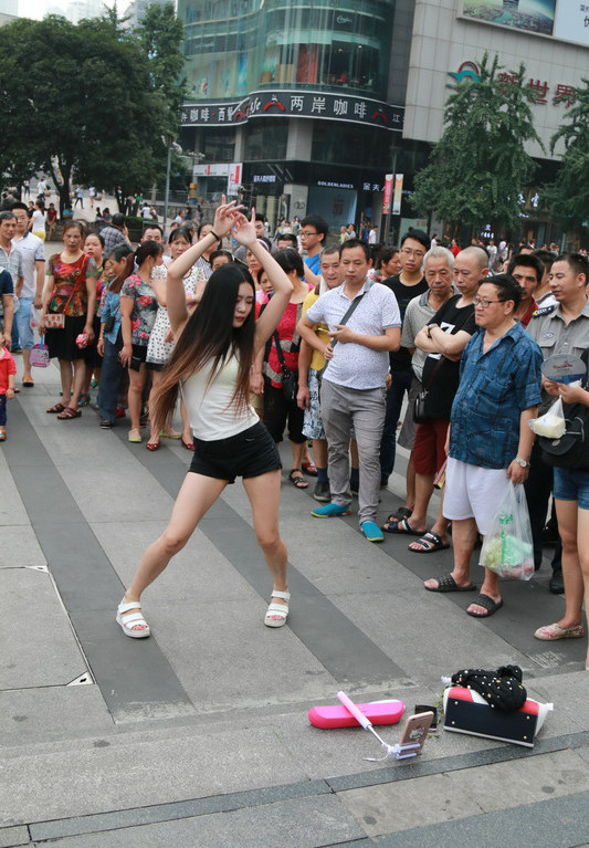 美女街头直播热舞遭城管驱离 围观者称不解风情