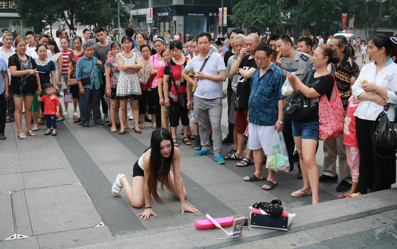 美女街头直播热舞遭城管驱离 围观者称不解风情