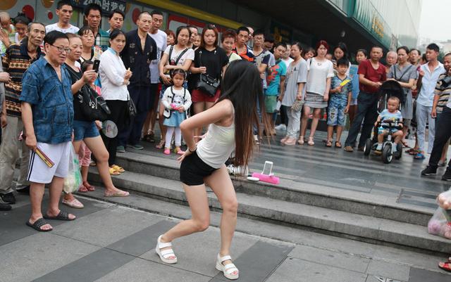 美女街头直播热舞遭城管驱离 围观者称不解风情