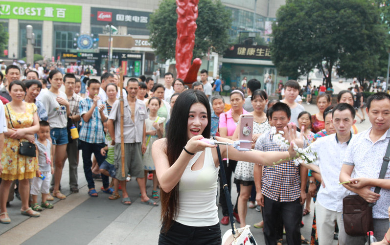 美女街头直播热舞遭城管驱离 围观者称不解风情