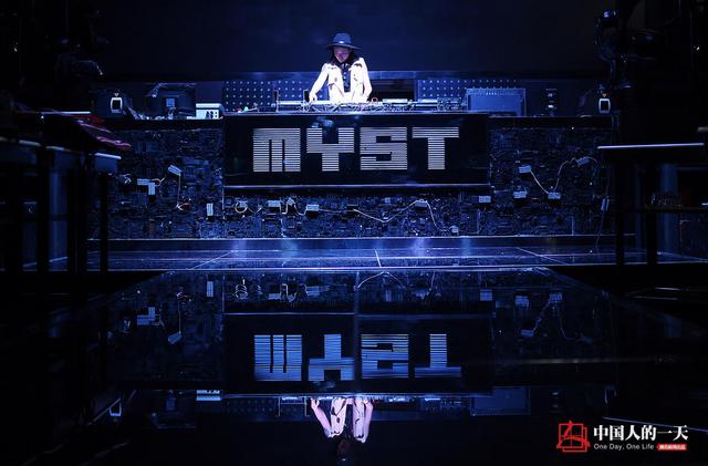 镜头记录90后夜店女DJ私生活