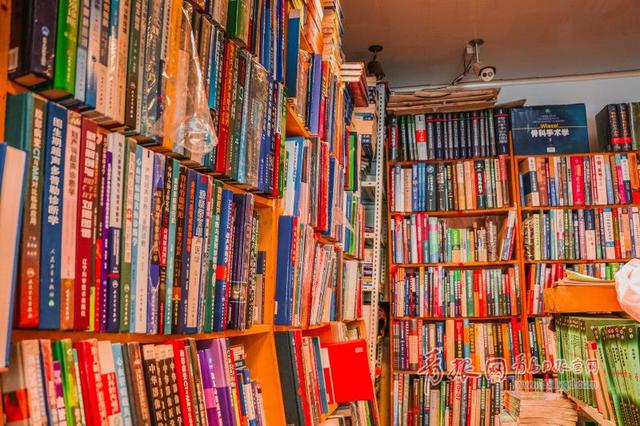 一个人19年的坚守 探访江苏路医学书店
