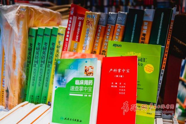一个人19年的坚守 探访江苏路医学书店