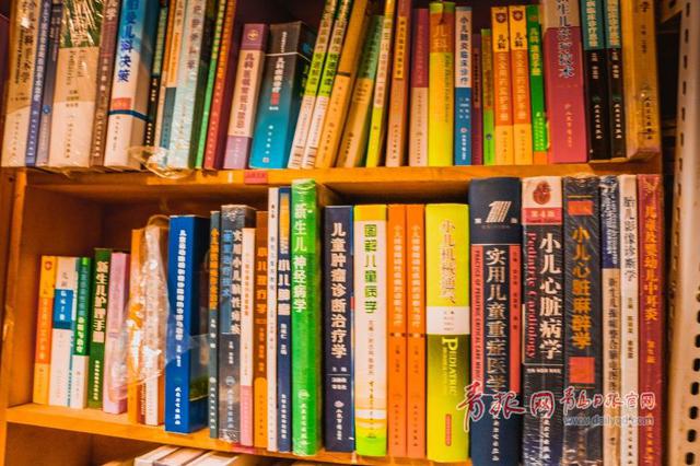 一个人19年的坚守 探访江苏路医学书店