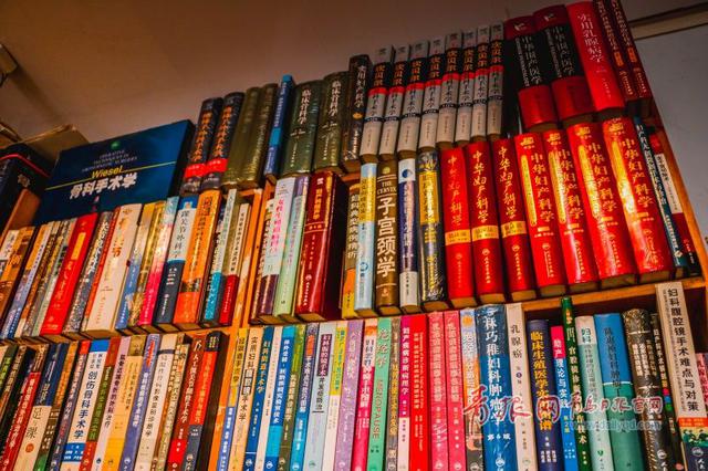 一个人19年的坚守 探访江苏路医学书店