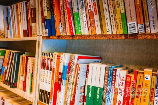 一个人19年的坚守 探访江苏路医学书店