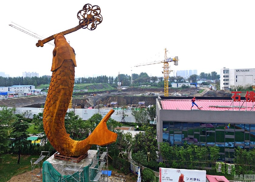 郑州一巨型鲤鱼雕塑亮相街头 高22米重22吨