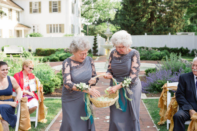 新人婚礼请两位祖母当花童 场面温馨感动网友