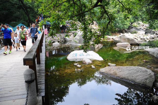 雨后北九水恢复五成功力 游客兴奋玩水 雨后北九水恢复五成功力 游客兴奋玩水