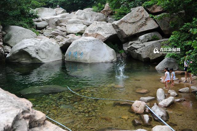 雨后北九水恢复五成功力 游客兴奋玩水 雨后北九水恢复五成功力 游客兴奋玩水
