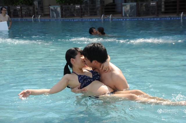 泳池办花式接吻赛 参赛者秀高难度姿势