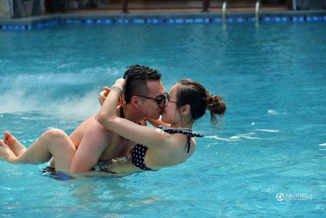 泳池办花式接吻赛 参赛者秀高难度姿势