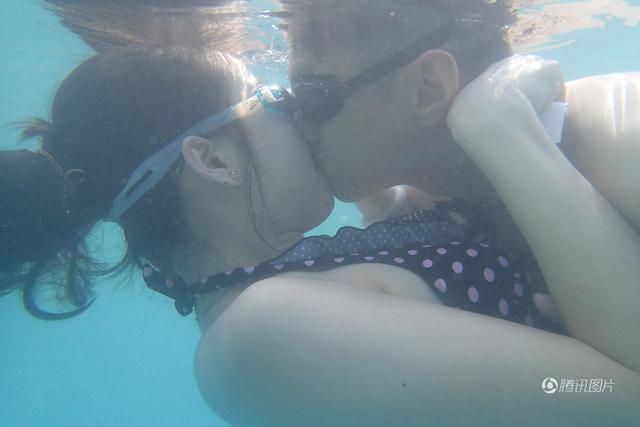 泳池办花式接吻赛 参赛者秀高难度姿势