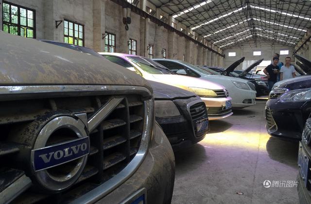 武汉各型泡水车亮相拍卖会 数量上万台