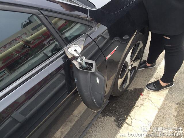 追尾别人还要砸车 市民遭遇最牛肇事者(图) 追尾别人还要砸车 市民遭遇最牛肇事者(图)