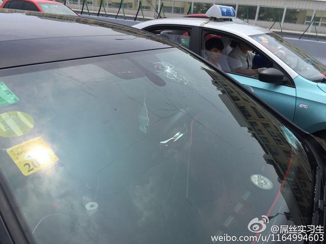 追尾别人还要砸车 市民遭遇最牛肇事者(图) 追尾别人还要砸车 市民遭遇最牛肇事者(图)