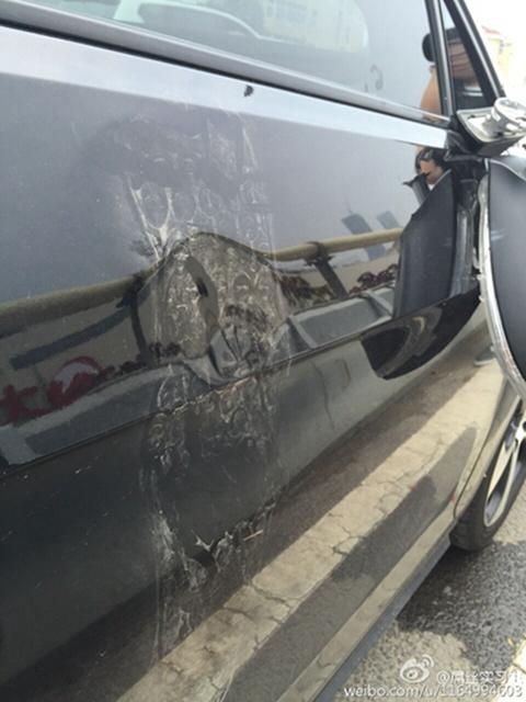 追尾别人还要砸车 市民遭遇最牛肇事者(图) 追尾别人还要砸车 市民遭遇最牛肇事者(图)