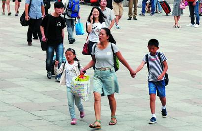 暑假每天千名孩子坐火车来青岛与家长团聚(图)