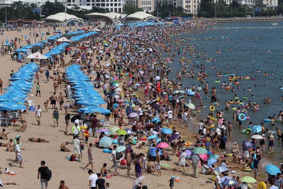 高清：青岛再现下饺子盛况 海水浴场变游泳池