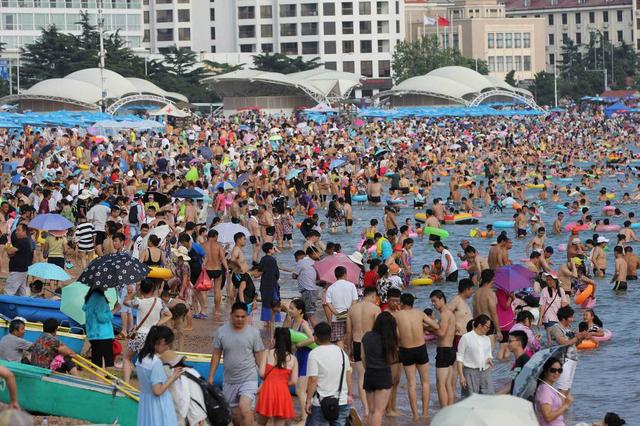 高清：青岛再现下饺子盛况 海水浴场变游泳池