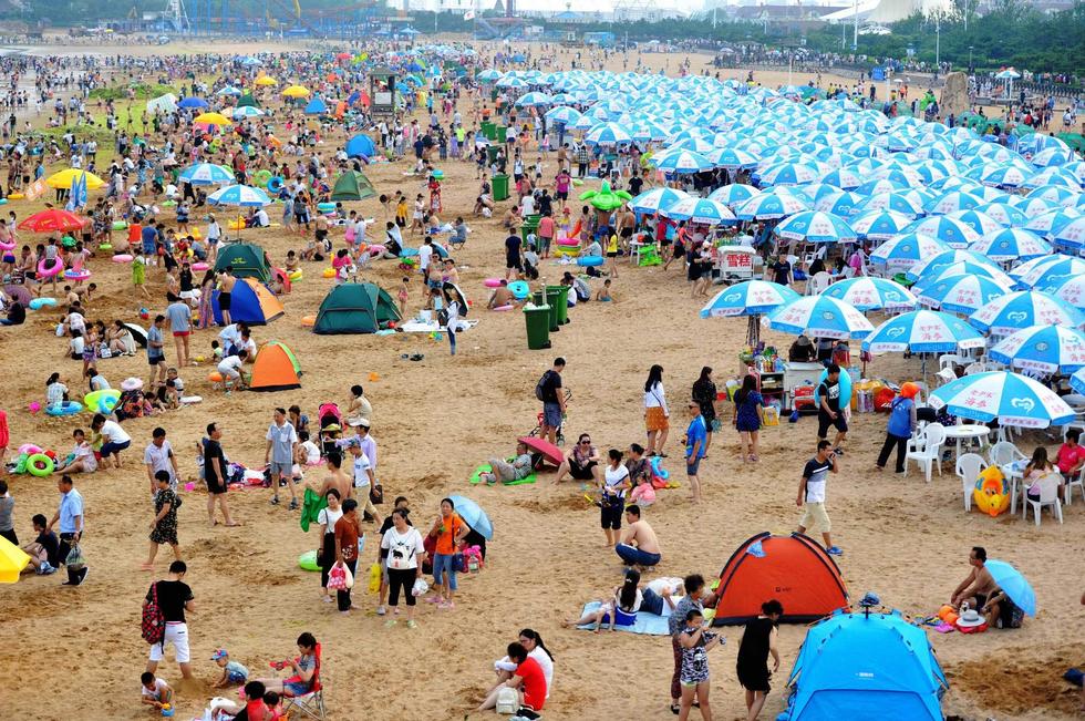 高清：青岛再现下饺子盛况 海水浴场变游泳池