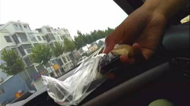 组图:平度一按摩房有神医?直接注射粉红色液体