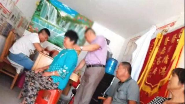 组图:平度一按摩房有神医?直接注射粉红色液体