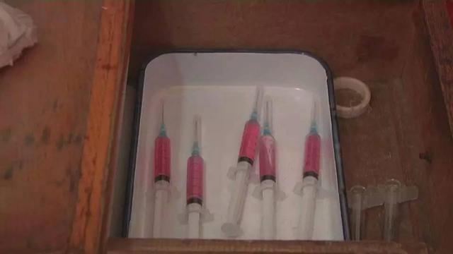 组图:平度一按摩房有神医?直接注射粉红色液体