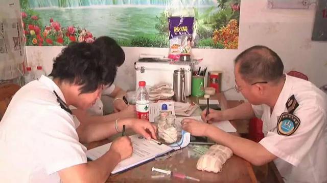 组图:平度一按摩房有神医?直接注射粉红色液体