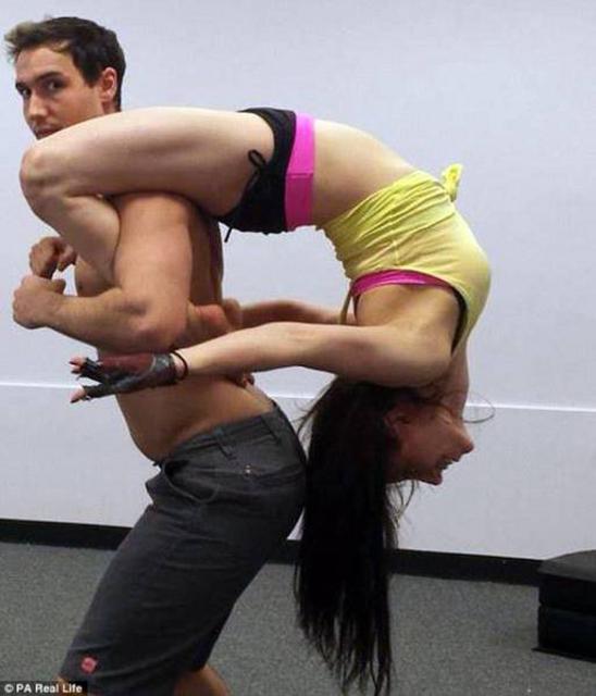     钢管舞情侣健身 高难度动作秀恩爱 